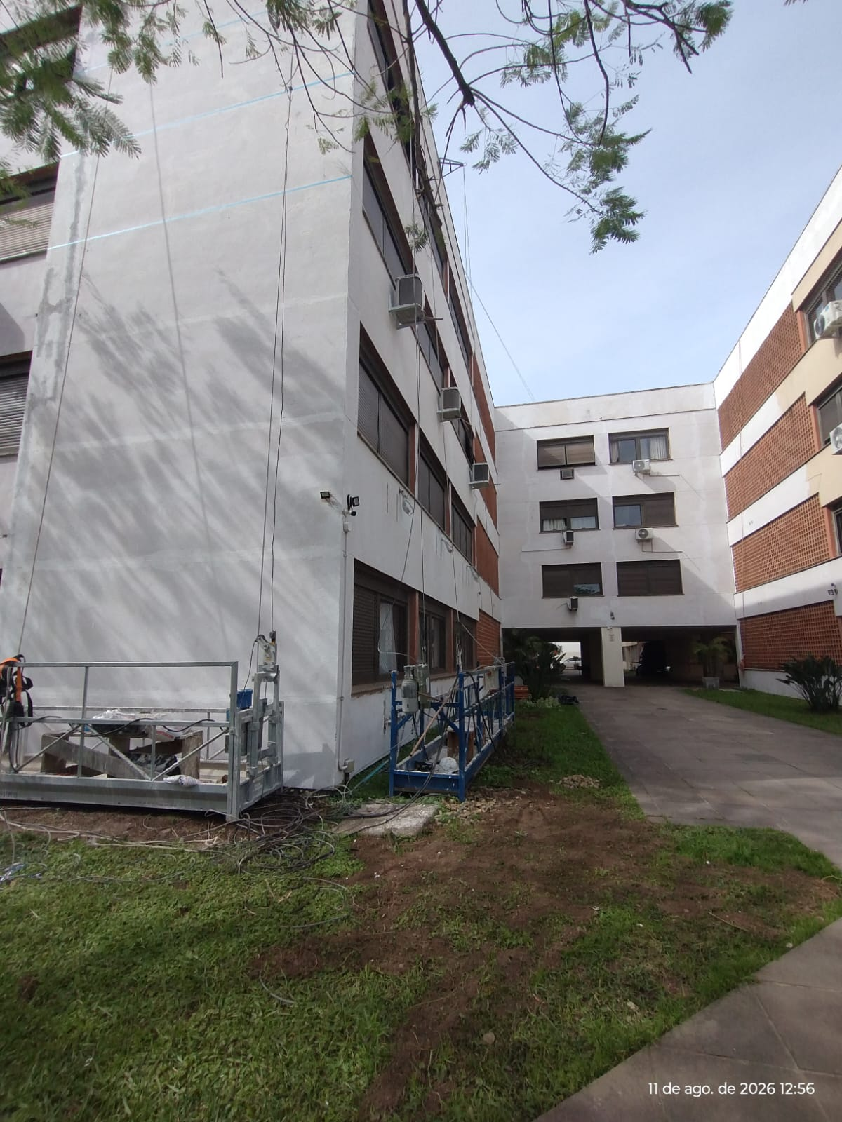Obra da Bresolin Engenharia: intervenção em fachada com plataformas de trabalho